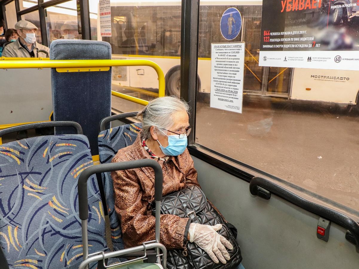 Проезд в автобусах москвы пенсионерам. Пенсионеры в автобусе. Пенсионерка в автобусе. Пожилые люди в автобусе.