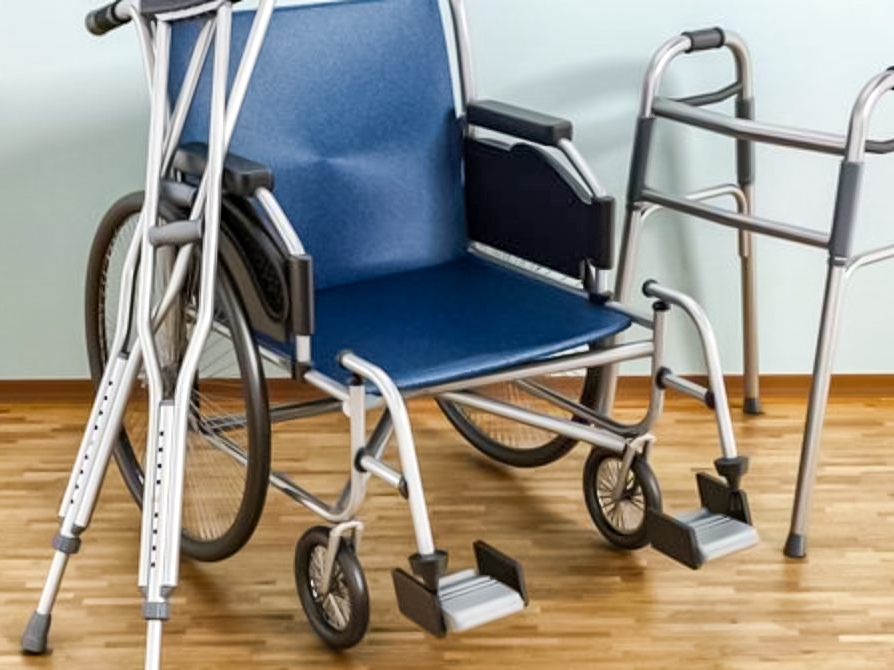 ТСР для инвалидов. Инвалид на костылях. Коляска ходунки для инвалидов. Ходунки и трости для инвалидов и пожилых людей.